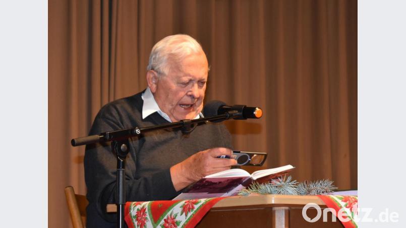 Monsignore Karl Wohlgut liest Weihnachtsgeschichten vor. Bild: rgr
