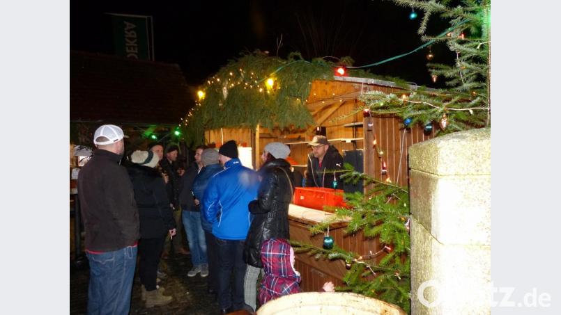 Viele Verkaufsstände versorgen die vielen Besucher der Neudorfer Dorfweihnacht Bild: hme