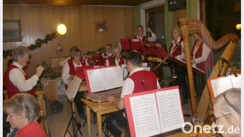 Der Zitherclub unter Leitung von Regina Schmid Bild: fsb