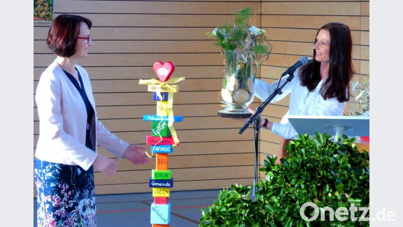 Stellvertreterin Alexandra Reitinger gratuliert im Namen aller Kollegen vor dem Glückswürfel. Bild: Schönberger, Ferdinand [fsb]