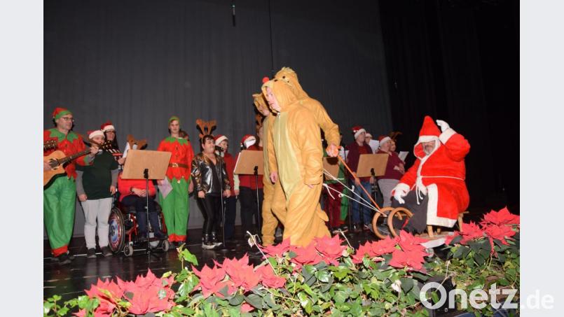 Der Peter auf dem von Renntieren gezogenen Schlitten grüßt als Weihnachtsmann. Bild: fz