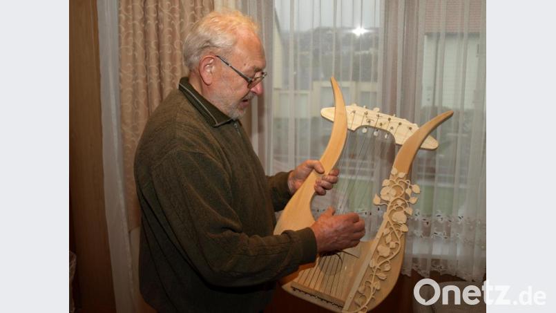 Anton Kern war ein leidenschaftlicher Bastler. Zu seinen Kunstwerken gehört eine voll funktionsfähige Leier, ein harfenähnliches Zupfinstrument. Bild: do