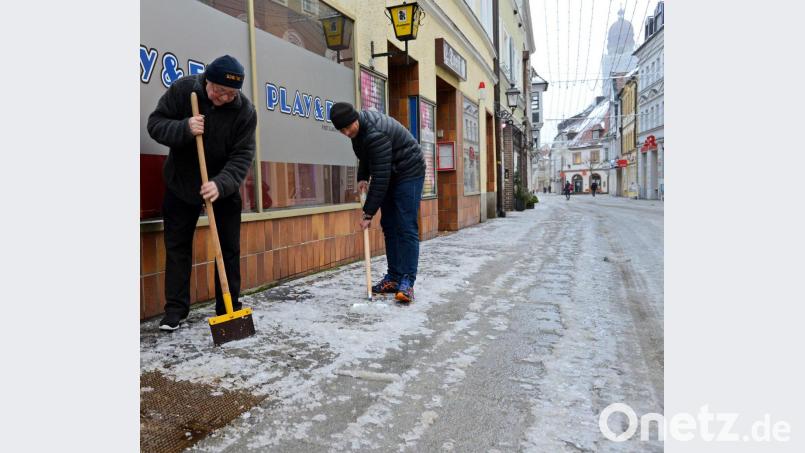 Die Eigentümer stehen in der Pflicht. Egal ob Schnee oder Eis: Von 7 bis 20 Uhr müssen die Wege begehbar sein. Nur am Wochenende und an Feiertagen greift diese Regelung erst um 8 Uhr. Einmal schippen und streuen reicht da oft nicht aus. Bild: AMB