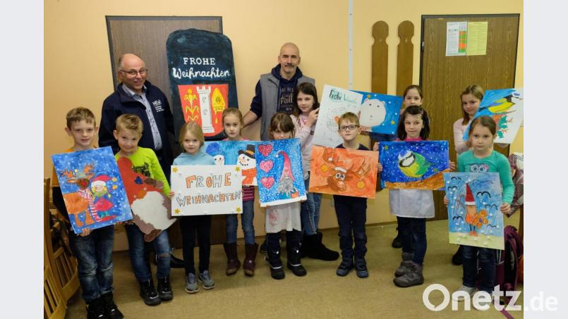 Das Projekt "KiKu X" steht für Kinderkunst. Unter Anleitung des Grafenwöhrer Künstlers Johannes Janner beweisen dabei Mädchen und Buben der Grundschule "Am Rauhen Kulm" ihr Talent. Im Bild die kleinen Malkünstler mit Johannes Janner und Bürgermeister Albert Nickl (hinten, von links). Bild: do