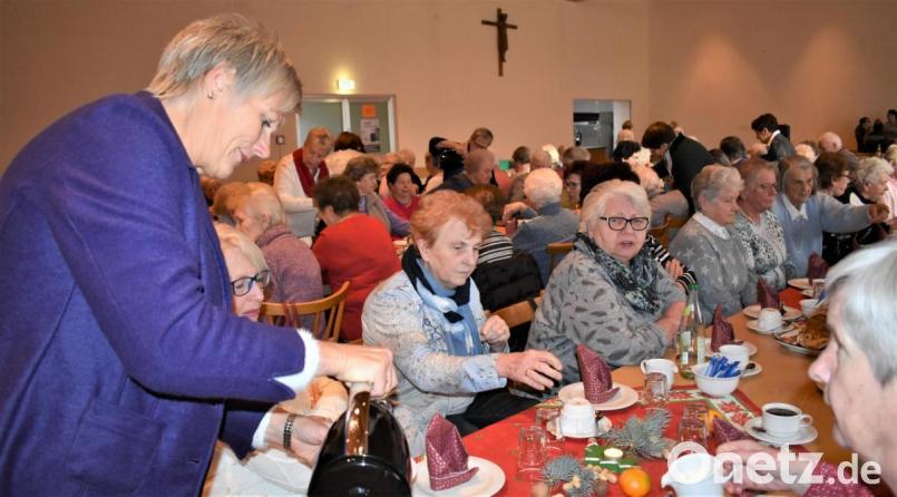 In der Adventsfeier bewirteten die Mitglieder des Katholischen Frauenbundes die Gäste mit Kaffee, Stollen und Kuchen. Bild: rgr