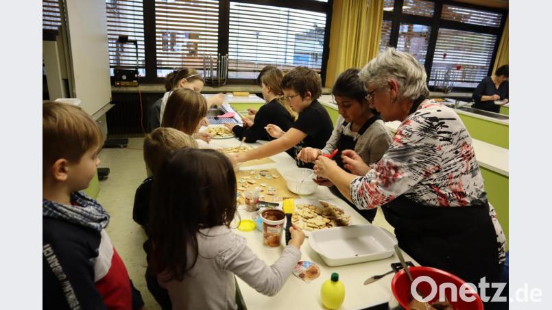 Beim Plätzchenbacken mit dem Frauenbund Neuhaus wurden zusammen mit den Kindern der Offenen Ganztagsschule 5,5 kg Teig zu Butterplätzchen und Engelsaugen verarbeitet. Bild: wrm