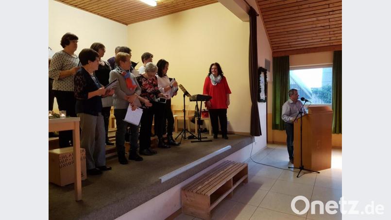 Der Kirchenchor mit Leiterin Sonja Schwemmer und Kirchenpfleger Georg Schraml (rechts) heißen die Senioren im Pfarrheim willkommen. Bild: hzi