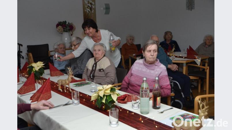 Nach dem offiziellen besinnlichen Teil nahm auch die gesellige Adventfeier im Walter-Siegert-Caritasheim ihren Lauf. Bild: dob