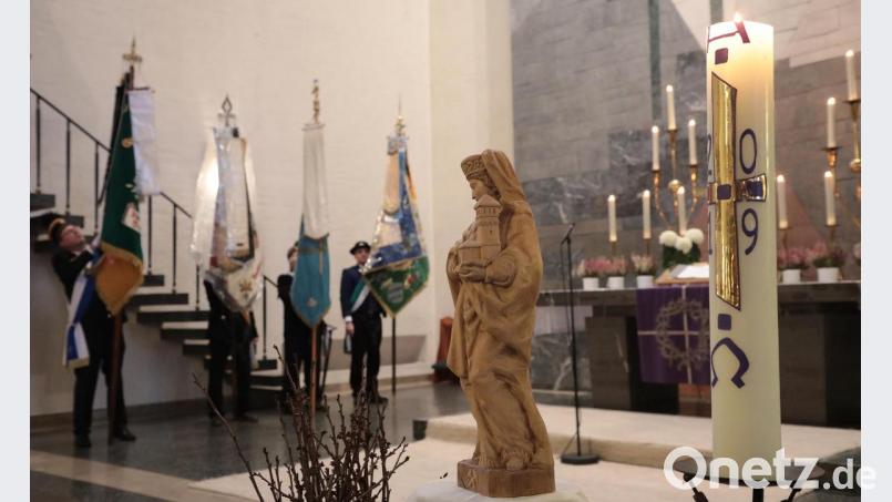 Vor dem Altar der Christuskirche steht die Figur der Heiligen Barbara. Bild: Wolfgang Steinbacher