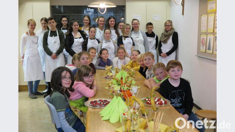 Mit viel Fantasie und Kreativität zauberten Kathrin Kohl (links) und Andrea Hildebrand (rechts) mit den Real- und Grundschülern ein gesundes Frühstück. Bild: jzk