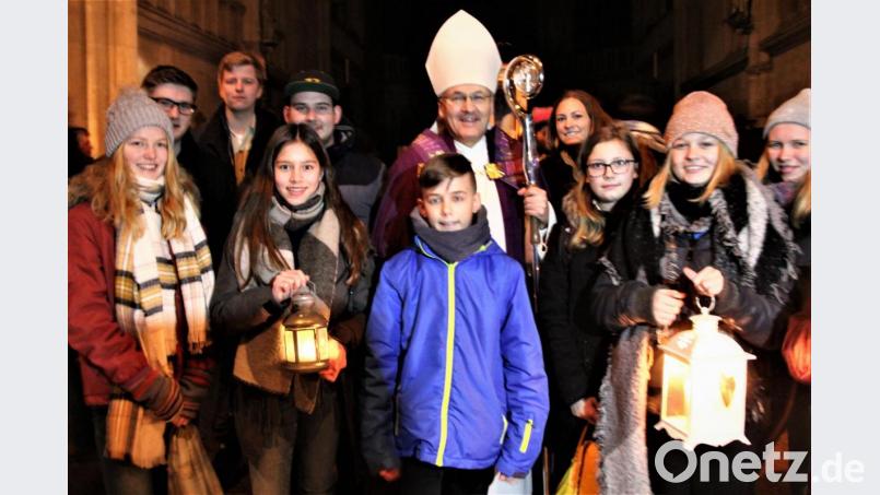Die Pfadfinder des Stammes Poppenricht, die sich auf den Weg gemacht haben, das Friedenslicht abzuholen, mit Bischof Rudolf Voderholzer. Bild: exb