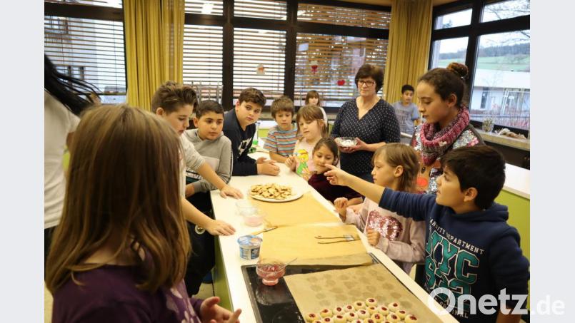 Beim Plätzchenbacken mit dem Frauenbund Neuhaus wurden zusammen mit den Kindern der Offenen Ganztagsschule 5,5 kg Teig zu Butterplätzchen und Engelsaugen verarbeitet. Bild: wrm