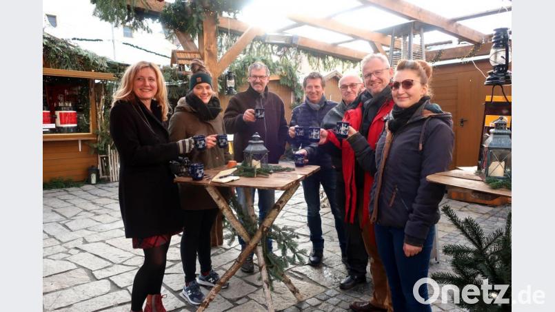 Die Veranstalter des Weihnachtsmarktes zogen im Gespräch mit dem Oberbürgermeister eine positive Zwischenbilanz. Bild: Hirsch