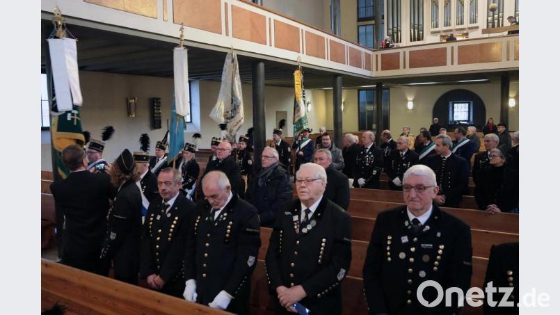 Die Bergknappen ziehen zum Gottesdienst in die Christuskirche ein. Bild: Wolfgang Steinbacher