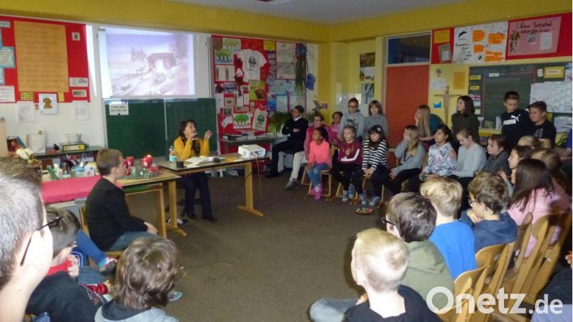 Vor ihren Zuhörern aus der 4c und der 5a der Kümmersbrucker Schule las Autorin Waltraud Lang aus ihrem Buch „Das Seidenband“. Bild: kal