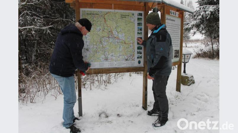 OWV-Vorsitzender Manfred Janker (rechts) bringt mit Wege- und Markierungswart Josef Meckl die neuen Wandertafeln an. Bild: pi