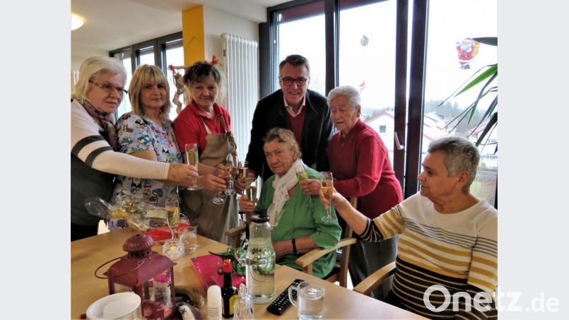 Bürgermeister Franz Stahl stieß mit der Jubiarin (vorne Mitte) auf ihren 90. Geburtstag an. Ihre Mitbewohnerinnen im Seniorenheim Haus Ziegelanger sowie Altenpflegerin Ingrid (Zweite von links.) und Conny aus der Hauswirtschaftsabteilung (Dritte von links) feierten mit. Bild: ubb