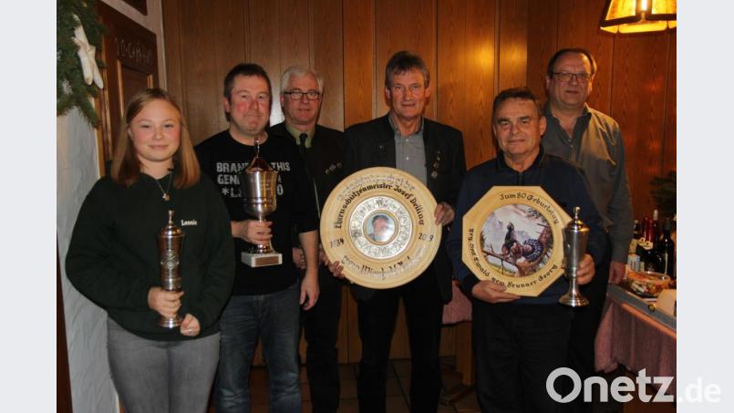 Leonie Hölzl, Michael Radlsteiner, Erhard Obendorfer, Andreas Wienhold, Georg Brunner und Eduard Delling bei der Preisverleihung des Weihnachtsschießens. Bild: ral