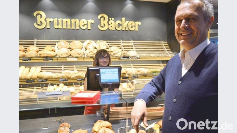 Gerhard Brunner vor seinem Kassensystem, auf dem der Kunde die Richtigkeit der Bonierung ablesen kann. Bild: Jürgen Herda