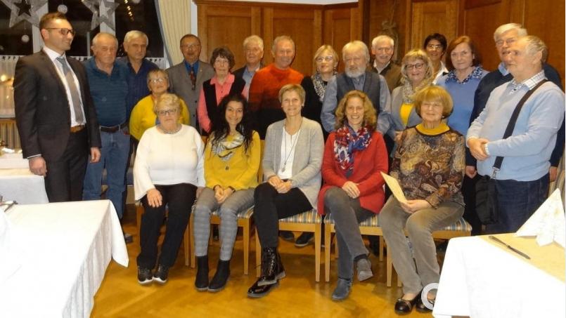 Vorsitzender Jürgen Bayer (links) und BLLV-Ehrenvorsitzende Ursula Schroll (Vierte von rechts) gratulierten den Jubilaren (stehend von links) Rainer Böckl, Joachim Kruppa, Theresia Braun, Otto Hauenschild, Ingeborg Windisch, Peter Preisinger, Hans Eichhammer, Maria Fritsch, Manfred Grüssner, Josef Reindl, Helga Zepner, Christa Reindl, Horst Schultes, Karl Holub, (sitzend von links) Hildegard Heinrich, Sabine Haidl, Petra Göhl, Sandra Meier und Petra Huber-Katterfeld. Bild: exb