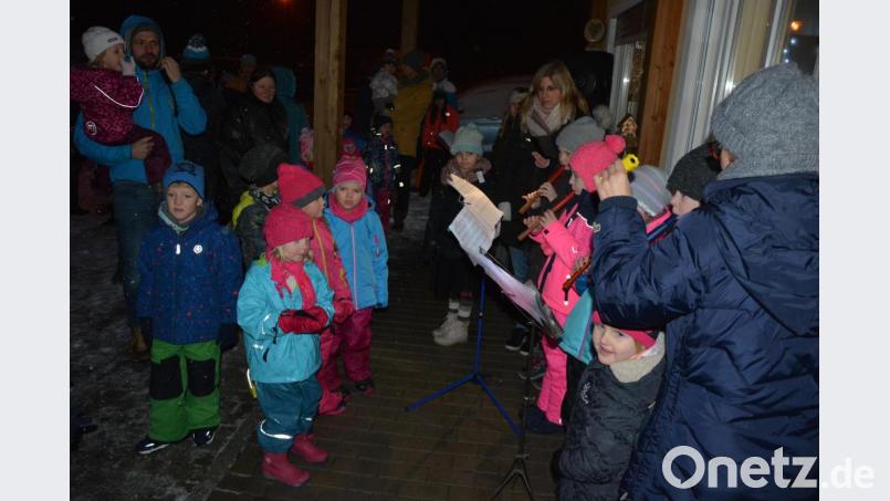 Die Flötengruppe stimmte die Besucher auf die besinnliche Zeit ein, ehe sich das dritte Adventsschaufenster auf dem Großbüchlberger Campingplatz öffnete. Bild: jr