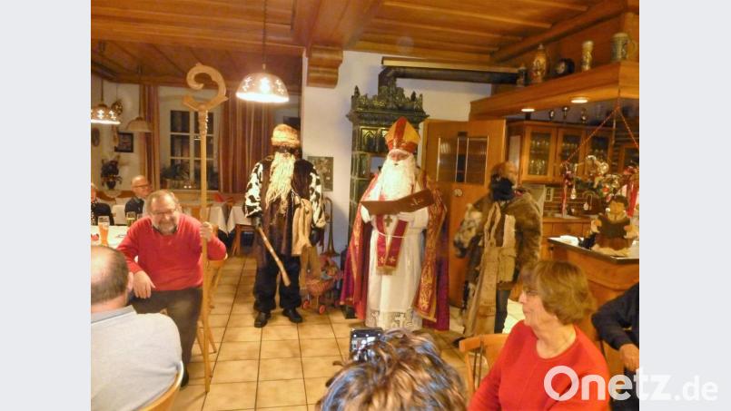 Der Heilige Nikolaus (Hans Stelzl) hatte nur Gutes über die Helferinnen und Helfer der NBH Bärnau zu berichten. Die beiden Krampusse hatten deshalb keine Arbeit zu verrichten. Bild: bir