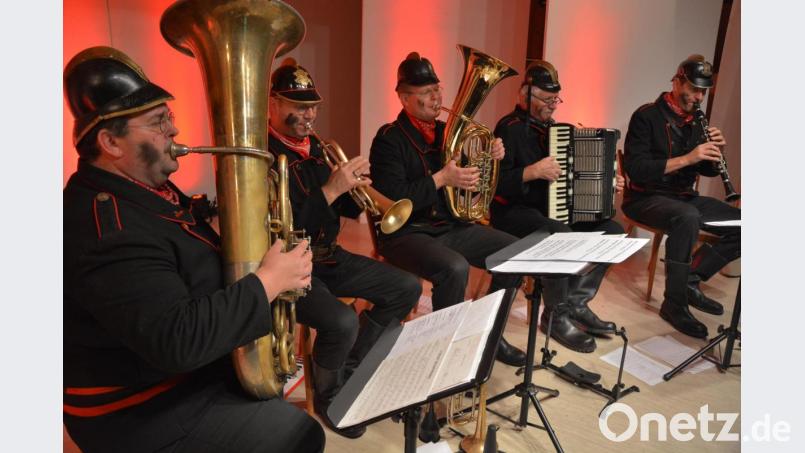 Die fünf Musiker der Altneihauser Feierwehrkapellen (von links) Rupert Beer, Armin Scharnagl, Peter Fuhrmann, Wolfgang Lell und Thomas Kießling. Bild: jr