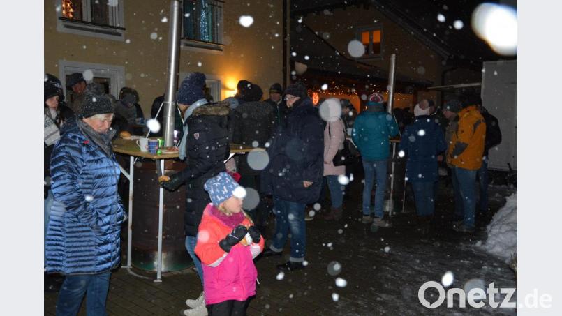 Am Freitagabend war es endlich etwas winterlich. Schneeflocken gesellten sich zur stimmungsvollen Musik. Bild: jr