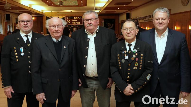 Dank für jahrzehntelange Treue zum Bergknappenverein (von links): Schriftführer Hans-Jürgen Reitzenstein, die Jubilare Manfred Leiss und Lothar Köstler, Zweiter Vorsitzender Georg Rubenbauer und Landrat Richard Reisinger. Bild: Wolfgang Steinbacher