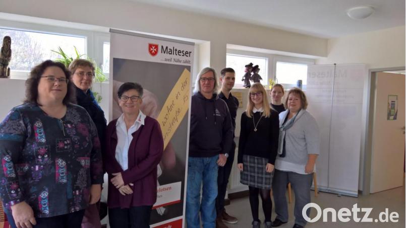 Sie sind die Demenzlotsen der Amberger Stadtverwaltung (von links): Karin Habisch, Martina Eichermüller, Ausbilderin Birgit Hübner, Frank Müller, Timothy Wing, Sabrina Liermann, Daniela Schwarz und Klara Koller. Bild: Michaela Szumlewski/exb
