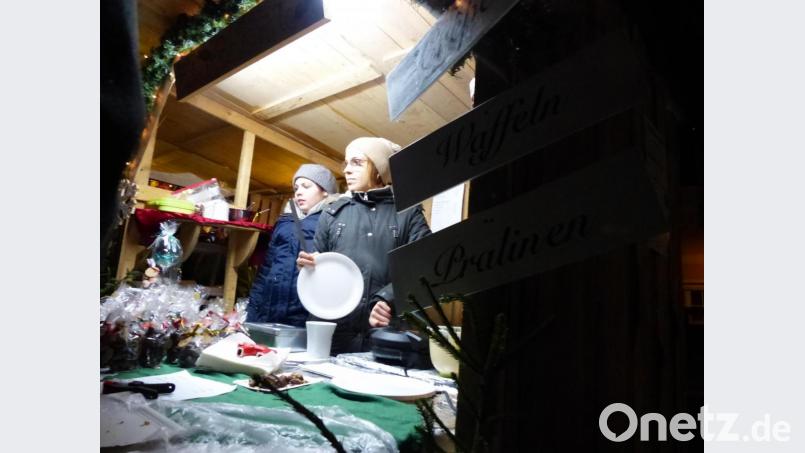 Die jungen Damen versorgen die Besucher mit süßen Leckereien. Bild: hme