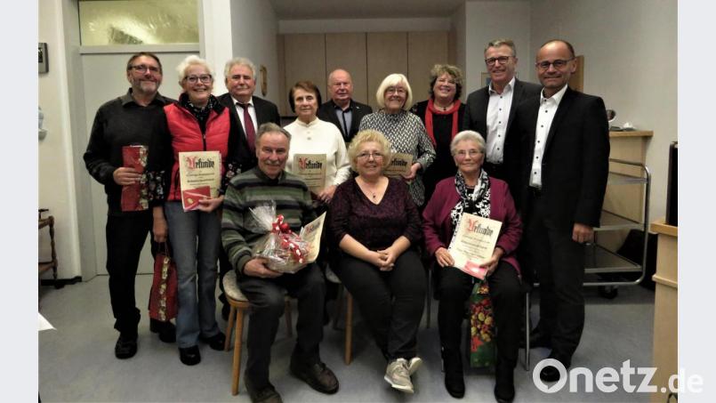 Die Geehrten mit den Ehrengästen und Vorsitzender Marianne Scheffler (vorne Mitte). Bild: ubb