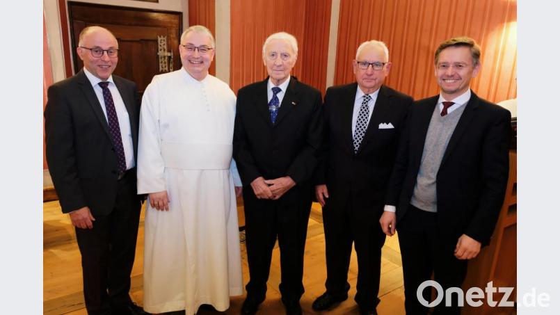 Dem 91-jährigen Gründungsvorsitzenden Max Kunz (Mitte) gilt zum 40-jährigen Bestehen des Vereins der Freunde und Förderer der Internationalen Begegnungsstätte Kloster Speinshart ein besonderes Vergelt's Gott. In einer Laudatio und in Grußworten würdigen Bürgermeister Albert Nickl, Abt Hermann Josef Kugler (von links), Georg Girisch (Vierter von links) und MdL Tobias Reiß (rechts) die Verdienste des Gründungsvaters. Bild: do
