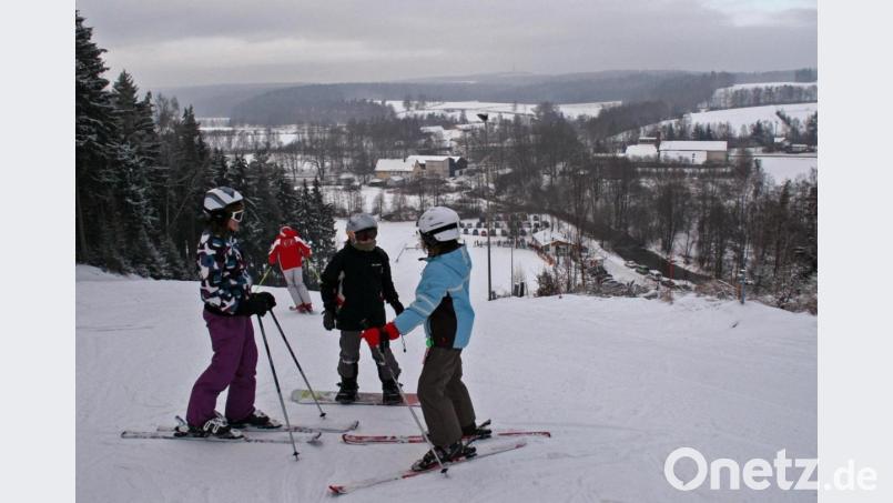 Die Skianlage Schloppach wird es in der bekannten Form nicht mehr lange geben. Der Eigentümer des flachen Teilstücks des Areals (im Hintergrund) mit unterer Skihütte, Lift-Talstation und Parkplätzen wird den Pachtvertrag nicht verlängern. Archivbild: Grüner