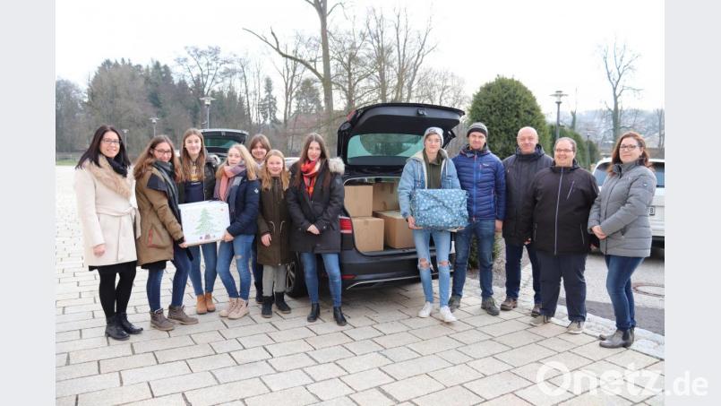 Realschuldirektorin Kerstin Reiter (links) verlud zusammen mit Astrid Krauß, Florian Trißl, Bernhard Gertz (Firma PowerMold), Rainer Löw (von rechts) und den Schülersprechern die Pakete in die beiden Autos. Bild: Mädchenrealschule Waldsassen/exb
