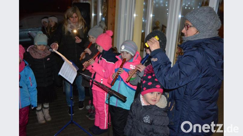 Die Flötengruppe stimmte die Besucher auf die besinnliche Zeit ein, ehe sich das dritte Adventsschaufenster auf dem Großbüchlberger Campingplatz öffnete. Bild: jr
