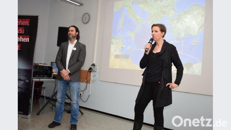 Sylvia Sollfrank vom JMD Regensburg begrüßte Michael Buschheuer, den Gründer der Seenotrettung "Sea-Eye" am Beruflichen Schulzentrum in Nabburg.
Über zwei Stunden berichtete er von seinen schlimmen Erfahrungen bei der Rettung Schiffbrüchiger aus dem Mittelmeer. Bild: bnr