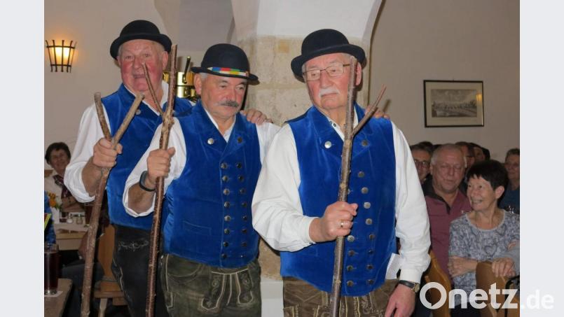 20 Jahre lang produzieren die Watzndorfer mit ihrem Bauernballett Lachsalven und Schenkelklopfer beim Publikum. Das gelingt Hans Drexler, Georg Kustner und Franz Dietz (von links) auch beim Jubiläumsabend, als sie mit versteinerten Mienen und stoischer Ruhe durch die Tischreihen stapfen. Bild: u