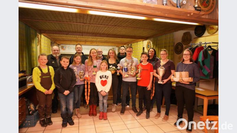 Jugendschützenkönigin der Bayerntreuschützen ist Paulina Stahl (Vierte von links). Der Schützenkönig 2019 heißt Franz Lukas (Fünfter von rechts) Bild: fvo