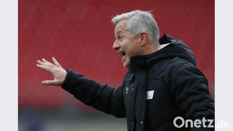 Wer hätte das gedacht: Der 1. FC Nürnberg und Trainer Jens Keller stecken zur Halbzeit in der zweiten Bundesliga mitten im Abstiegskampf. Bild: Daniel Karmann/dpa