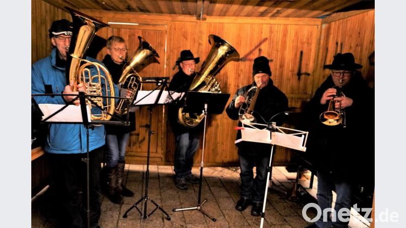 Die Straßenmusikanten spielten weihnachtliche Melodien Bild: arw