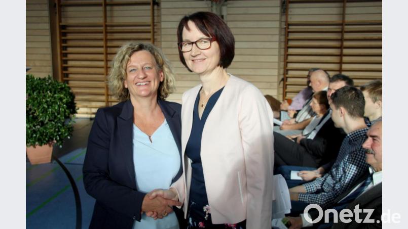 Schulrätin Margit Walter gratuliert der neuen Schulleiterin Sandra Landgraf. Bild: Schönberger, Ferdinand [fsb]