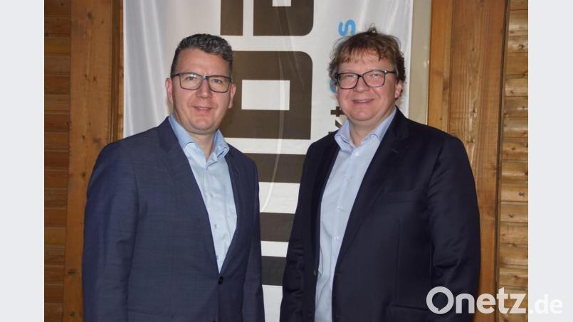 Die Geschäftsführer Stephan (links) und Günther Irlbacher gaben bei der Jahresabschlussfeier den Rückblick auf das vergangene Geschäftsjahr und sprachen über die wirtschaftliche Herausforderung in der kommenden Zeit. Bild: mmj