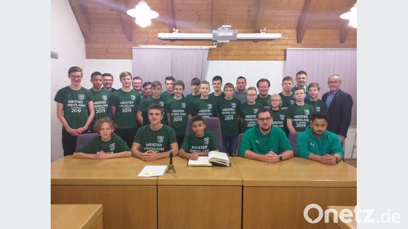 Die erfolgreiche Meister-Mannschaft trägt sich ins Goldene Buch von Rieden ein. Bild: sam