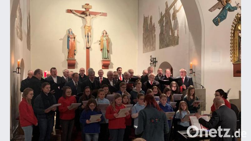 Drei Chöre – ein Lied. Der Kinder- und Jugendchor Bunte Töne sang zusammen mit der Kemnather Liedertafel und dem Immenreuther Sängerbund beim Advents- und Weihnachtssingen in der Herz-Jesu-Pfarrkirche „Im Stall zu Bethlehem“. Die beiden Chorleiter Katharina Hößl und Heinrich Thurn (vorne von links) harmonisierten ebenso wie das knapp 50-köpfige Ensemble. Bild: mez