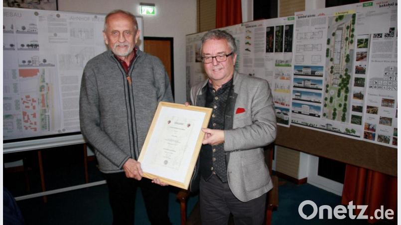 Nach einstimmigem Beschluss der Gemeinderäte wurde Adalbert Busl (links) zum ehrenamtlichen Archivpfleger der Marktgemeinde Wiesau bestellt. Bürgermeister Toni Dutz (rechts) überreichte die Ernennungsurkunde. Bild: wro