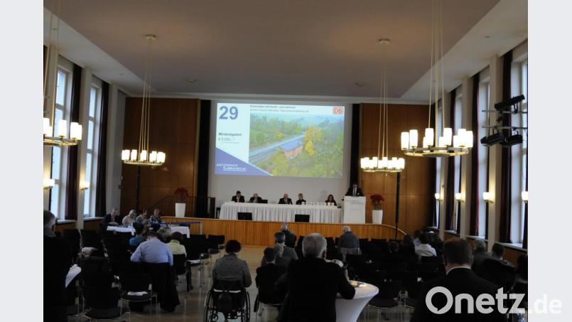 Blick in den Versteigerungssaal, als das Vilsecker Stellwerk aufgerufen wurde. Bild: Ingmar Höfgen