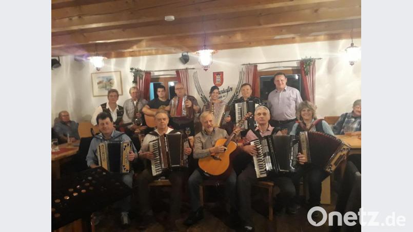 Die Mitwirkenden: (stehend, von links) Sonja Kreß von Kressenstein, Willi Prechtel, Sandro Weber, Ludwig Lindner, Anita Frauenholz, Erwin Ott und Alois Lindner sowie (sitzend, von links) Alfons Sandner, Bruno Hartwich, Helmut Reichel, Georg Lauß und Anni Sandner. Bild: exb, Sonja Kreß von Kressenstein