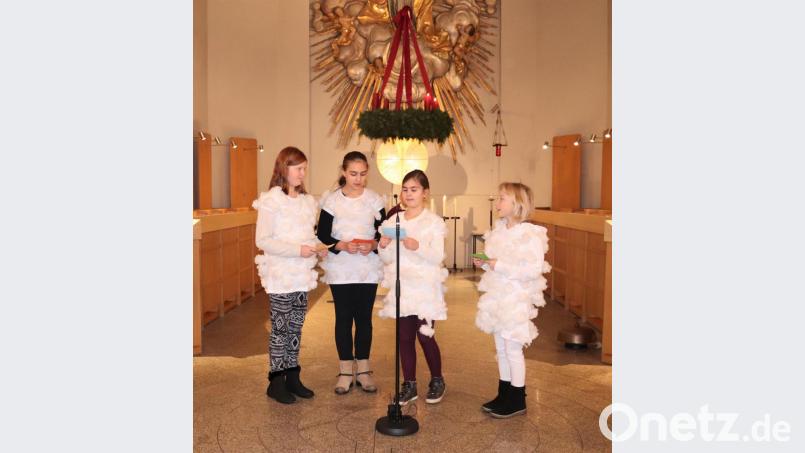 Im Schäfchengewand machten sich vier Schülerinnen Gedanken zum Evangelium. Bild: exb