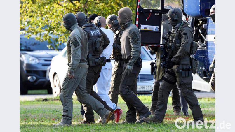 Polizisten bringen den Attentäter von Halle zur Haftprüfung. Archivbild: Uli Deck/dpa